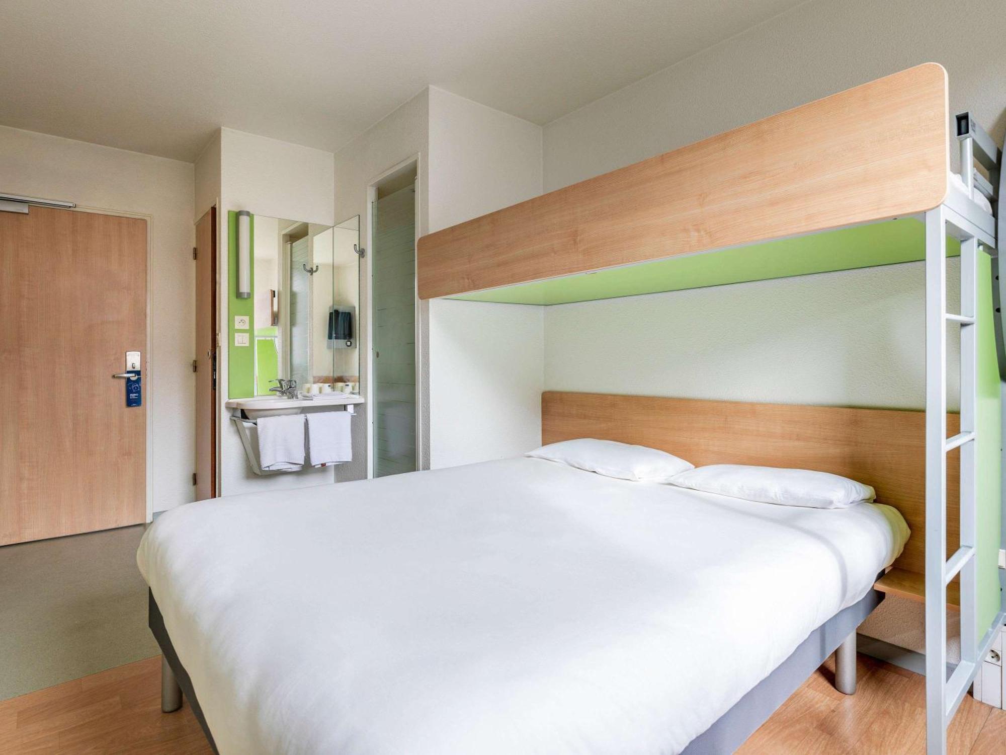 Hotel Ibis Budget Lyon Isle D'Abeau Saint-Quentin-Fallavier Exterior foto